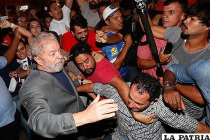 Lula da Silva, al abandonar la sede del Sindicato de los Metalúrgicos de Sao Bernardo do Campo (Brasil) /eldiario.com.ec