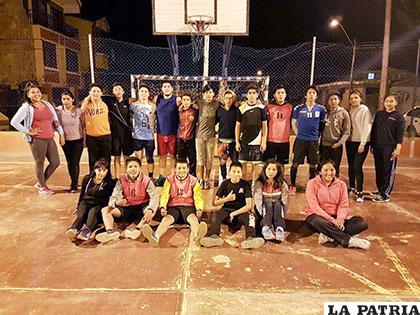 Los deportistas orureños que practican el handball /Archivo