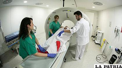 Profesionales sanitarios en la zona de Urgencias del Hospital de Bellvitge, España