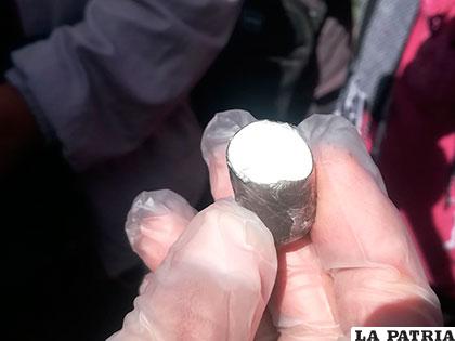 El pedazo de una cápsula que ingirió un tragón con clorhidrato de cocaína