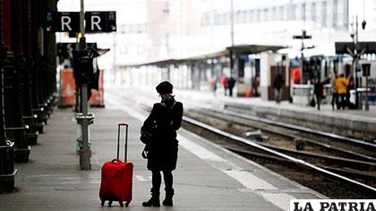 Un pasajero en la estación de tren Gare de Lyon, en París