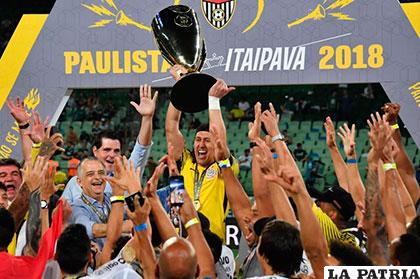 Cassio, arquero de Corinthians levanta el trofeo de campeón