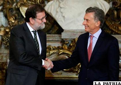 El presidente de España, Mariano Rajoy (i), posa junto al presidente argentino, Mauricio Macri (d) /World News en Español