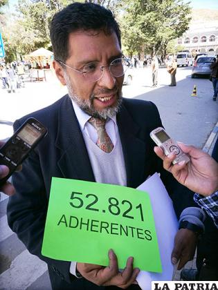 El impulsor del revocatorio Iver Pereira muestra la cifra de firmas que se obtuvo