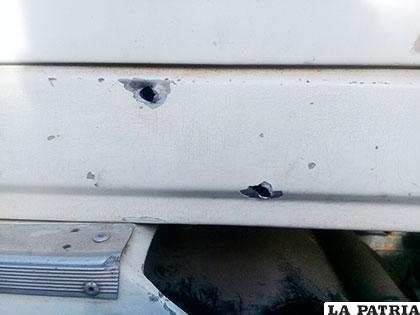 La ráfaga de balas impactó también en la carrocería