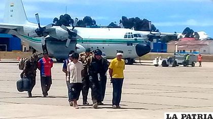 Los cocaleros aprehendidos llegan al aeropuerto de El Alto /Armin Copa