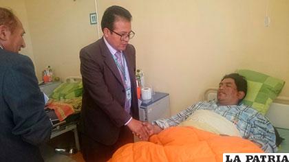 El gerente general de la CNS, Juan Carlos Meneses visitando a los pacientes en Oruro