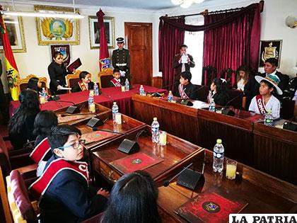 El Concejo Infantil y los miembros de la Fedjuve, Control Social y alcalde compartieron la sesión de niños