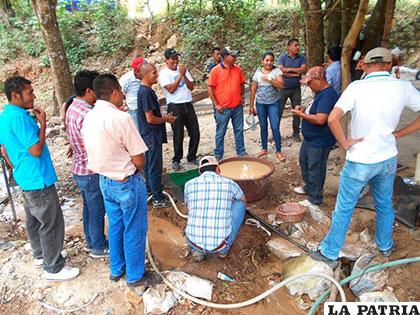 El Ing. Carrillo en labores de capacitación de mineros artesanales en una población hondureña /Archivo