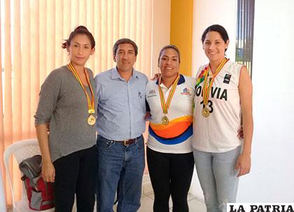 Laura Florida, Silvana Tejeda y Esther Pacheco junto con el 
ministro de Deportes, Tito Montaño /Esther Pacheco