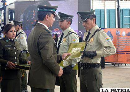 Efectivos policiales destacados fueron condecorados