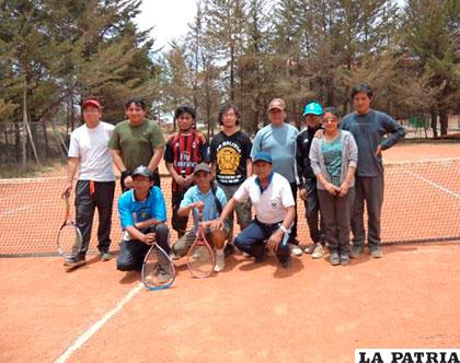 Integrantes del club de tenis de Eléctrica y Electrónica