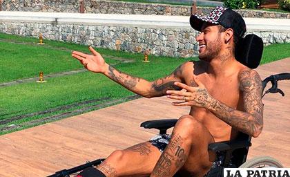Neymar se recupera de su lesión en Brasil