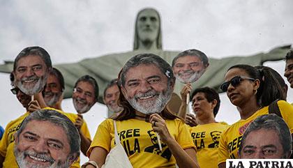 Manifestantes usan máscaras de Lula en un acto donde piden su libertad /elobrero.es