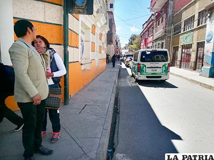El falso policía le hizo caminar por la calle La Plata