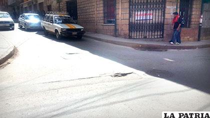 Las malas condiciones del asfalto en la calle Junín es un problema de años atrás