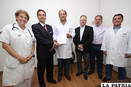 Representantes de los médicos recibiendo la carta con la nominación del Premio Libertad 2018 /ANP