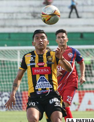 Rudy Cardozo domina el balón