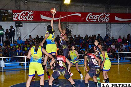 Esther Pacheco le gana en el salto a Tyler Gilbert