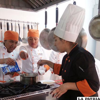 Con alumnas del IGLA, enseñando