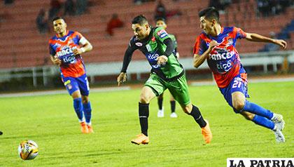 La acción del partido que terminó igualado 1-1, entre Universitario y Oriente Petrolero /APG