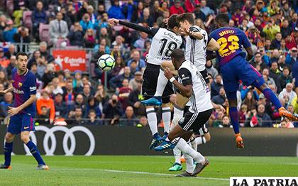 Samuel Umtiti de cabeza anotó el segundo del Barcelona