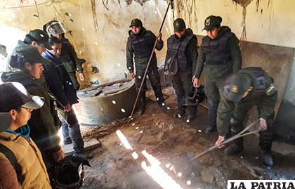 Policías cavaron al interior de una vivienda, pues había sacos de mineral enterrados /Emilio Castillo