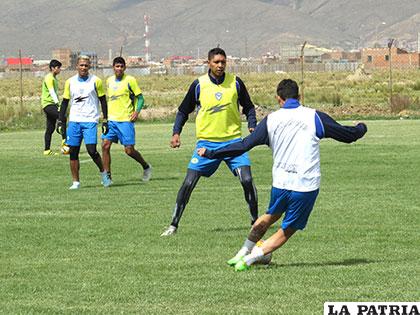 Samuel Galindo está con cuatro cartulinas amarillas