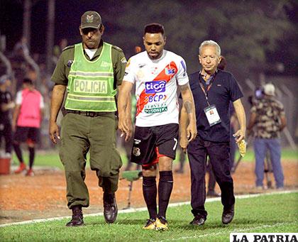 Thiago Santos sale custodiado después de ser expulsado por empujar a su propio entrenador /APG