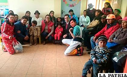 Personal y pacientes de Rumy Campana en su agasajo