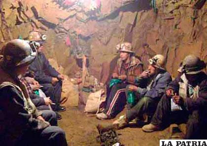 Cooperativistas mineros en interior de la mina Morococala /Cisep