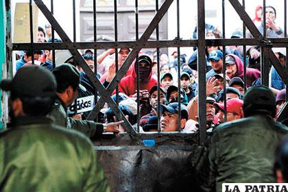 Un grupo de privados de libertad en la puerta de ingreso de una cárcel en el país /La Razón