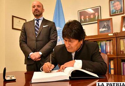 El presidente Evo Morales suscribió ayer en las Naciones Unidas (ONU), el tratado sobre la prohibición de armas nucleares /Opinión