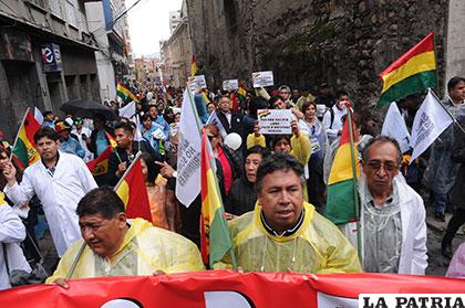 El presidente del Colegio Médico de La Paz, Luis Larrea, dirige una protesta contra un artículo de la abrogada ley del Código Penal /Javier Mamani