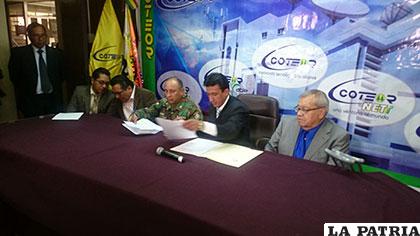 Durante la firma del convenio ayer en Coteor