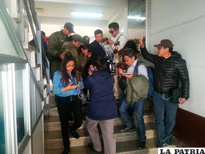 La detenida fue requerida por varios periodistas y pasantes