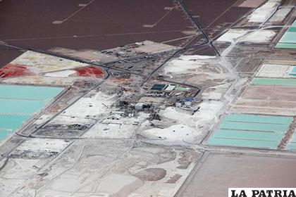 Vista aérea de la planta procesadora de litio de SQM en el salar de Atacama