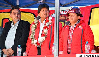 El presidente del Estado, Evo Morales y el Ejecutivo de la COB, Juan Carlos Huarachi /El Mundo Bolivia