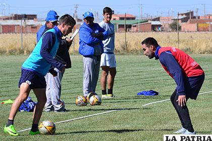 Javier Sanguinetti con balón dominado ante la marca de Ignacio García