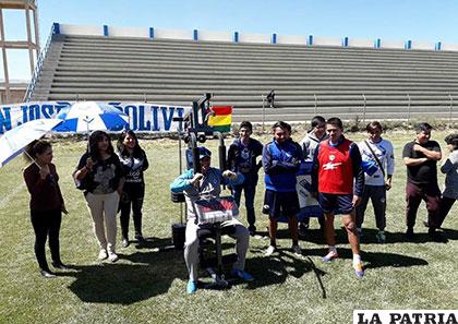 Villegas prueba el equipo de gimnasio donado por los hinchas 
