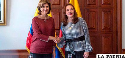 Las cancilleres de Colombia y Ecuador, María Ángela Holguín (izq.) y María Fernanda Espinosa