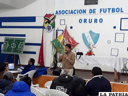 Durante la exposición del entrenador Eduardo Villegas