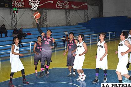José Peñafiel anota a favor de Judebásquet en el partido de anoche