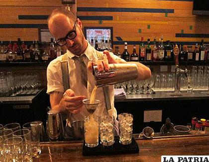 El bartender es un artista sirviendo bebidas /VEREMA.COM