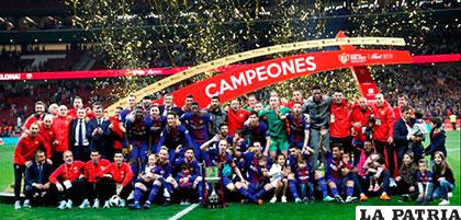 Barcelona, campeón de la Copa del Rey, celebran sus integrantes con el trofeo en alto