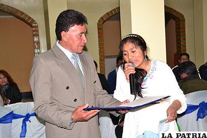 Willy Vásquez, titular de la Agremiación de ex Futbolistas, fue el encargado de recibir la condecoración de parte de la senadora Patricia Gómez