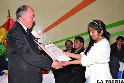 Edgar Peredo recibe la distinción de manos de la senadora Patricia Gómez