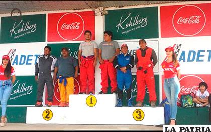 En la fotografía, Raúl Chura aparece en el podio en la primera llamada de la categoría R2B y no fue premiado