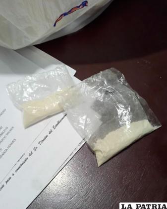 Las dos bolsas de cocaína encontradas en el interior de los panes