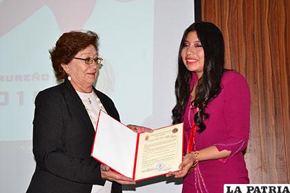 Graciela Méndez de igual manera recibió el reconocimiento de la UNIOR